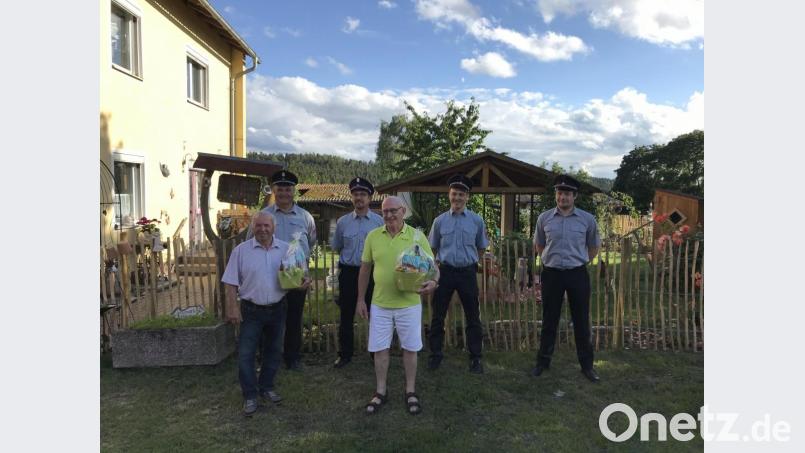 Ihren 70. Geburtstag feierten die &quot;Fuxbeck&#039;n Zwillinge&quot; im Doppelpack und erhielten viele Glückwünsche. Bild: Simon Windschiegl/exb