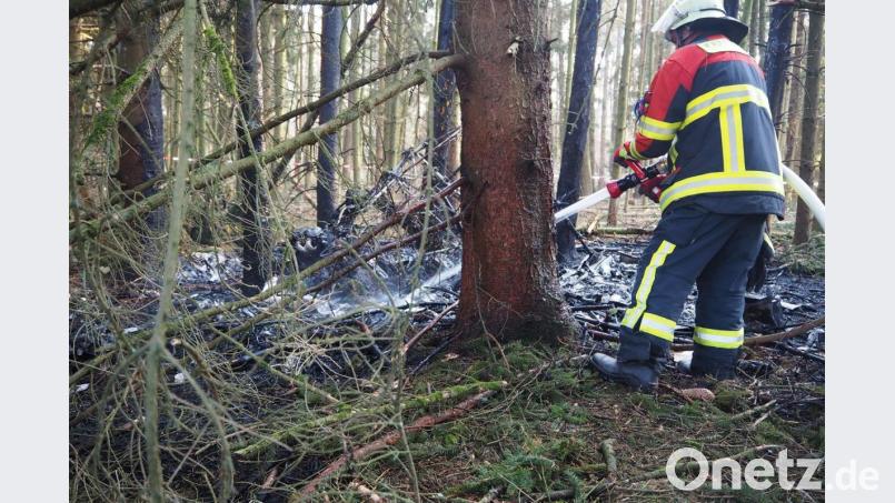 Die Staatsanwaltschaft hat einen Strafbefehl gegen den 50-Jährigen Piloten beantragt, der zusammen mit einem 62-Jährigen am 31. März bei Maxhütte-Haidhof in einem Doppeldecker abgestürzt ist. Der ältere der beiden war dabei schwer verletzt worden. Archivbild: bl