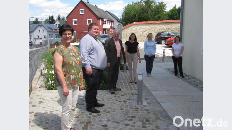 Christine Bayer, Georg Redl, Bürgermeister Günter Kopp (von links), Corinna Reinhart und Geschäftsleiterin Kathrin König hießen ihre neue Kollegin Jamie-Lee Kotva (von rechts) in der Verwaltung willkommen. Bild: exb