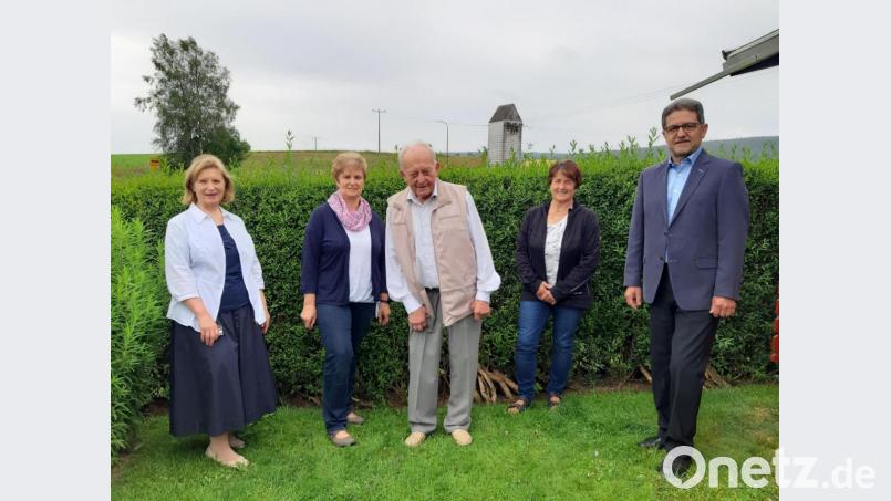 Josef Nickl (Mitte) feierte 90. Geburtstag. Dazu gratulierten unter anderem Tochter Edeltraud (links) sowie Gabi Ehlich und Monika Prechtl vom Pfarrgemeinderat (Zweite und Vierte von links). Auch Bürgermeister Franz Tauber (rechts) überbrachte Glückwünsche. Bild: gis