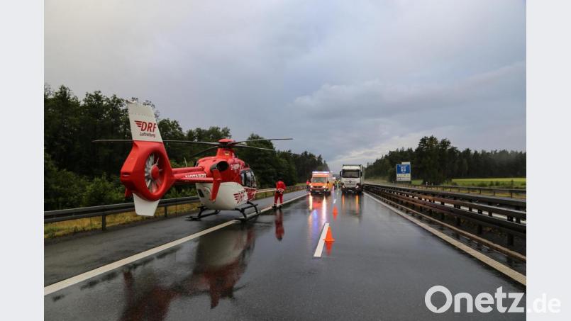 Insgesamt drei aufeinanderfolgende Unfälle ereigneten sich nahe Wiesau auf der A93. Ein Verletzter wurde dabei erneut verletzt, als er im Krankenwagen liegend ein zweites Mal in einen Unfall verwickelt wurde. Ein Rettungshubschrauber kam zum Einsatz. Bild: Roland Wellenhoefer