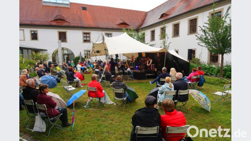 Einige Plätze blieben wegen des Wetters leider wieder frei bei der Sommer-Serenade im barocken Innenhof der &quot;Regi&quot;. Bild: Kunz