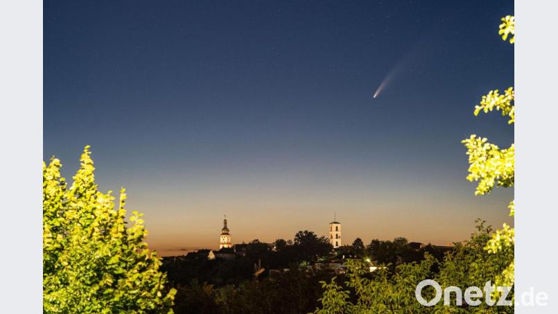 Komet Neowise zieht über die Türme von St. Marien (links) und Christuskirche in Sulzbach-Rosenberg. Bild: Martin Sponsel