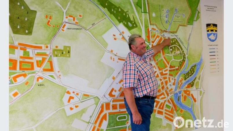 Vergleichbar mit einem Stromnetz mit vielen Adern und Abzweigungen schlängeln sich die Wasserleitungen durch das Marktgebiet. Wasserwart Georg Greger erläutert anhand eines handgemalten Schaubildes, das vom früheren Oberlehrer Karl Denk gemalt wurde, das Wassernetz. Bild: mab