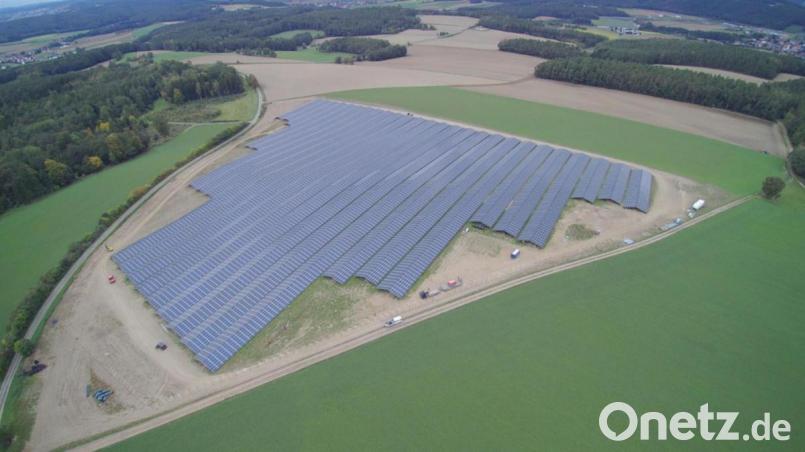Der Solarpark auf einer steilen Anhöhe nördlich von Wolfring. Bild: Petra Hartl