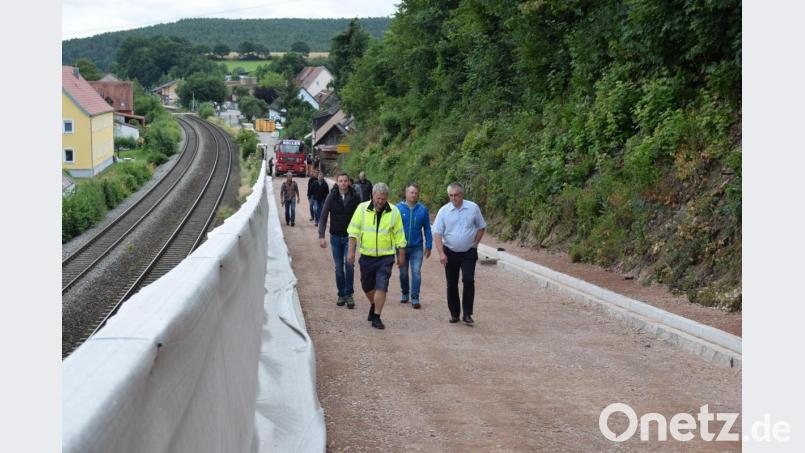 Der Bauausschuss überzeugte sich vom Baufortschritt im Kellerweg. Bis Ende Juli soll die Sperrung aufgehoben werden. Bild: bnr