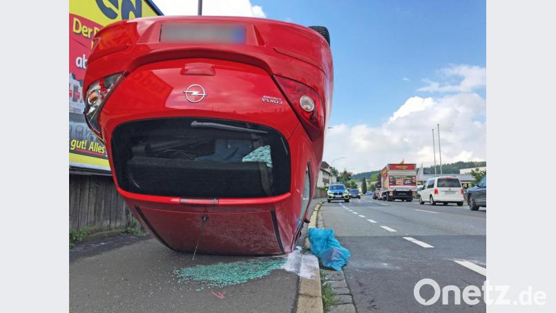 In der Regensburger Straße in Weiden landet ein Auto nach einem Unfall auf dem Dach. Bild: Gabi Schönberger