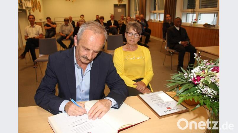 Altbürgermeister Hubert Zwack und Ehefrau Brigitte durften sich in das Goldene Buch der Gemeinde eintragen. Bild: frd
