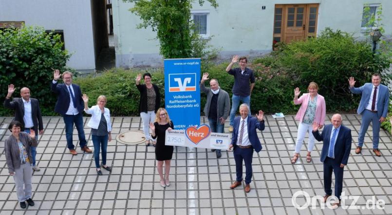 Gute Nachrichten: Regionalmarktleiter Stefan Schedl und die Zweigstellenleiter der Volksbank Raiffeisenbank Nordoberpfalz informieren die Schulleiter oder deren Vertreter aus dem Regionalmarktbereich der Bank über Geldspenden in Höhe von insgesamt 2.750 Euro. Bild: do