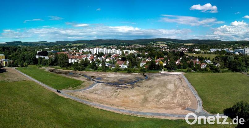 Erst aus der Luft werden die Dimensionen des Regenrückhaltebeckens für den Krebsbach in Weiden-Ost deutlich, das sich im Laufe der Jahre zu einem stadtnahen Biotop entwickeln soll. Bild: exb/Stadtwerke Weiden