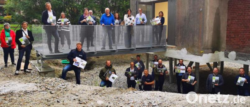 Auf der Brücke am Schlachthaus stellte sich das Readaktionsteam zum Foto auf. Bild: ld