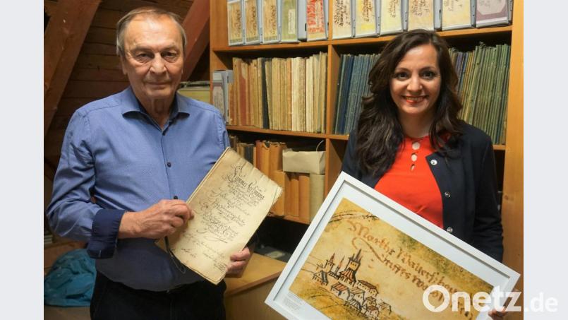 Archivar Josef Zöllner und Margit Bayer sind auf den Spuren der Waldershofer Stadtgeschichte. Der Archivar hält die „Cammer-Rechnung deß Marckts Waldershoff“ aus dem Jahr 1655 in den Händen. Bild: fppp