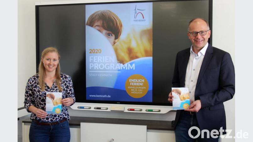 Bürgermeister Roman Schäffler und Susanne Schiller stellten das diesjährige Kemnather Ferienprogramm vor. Bild: stg