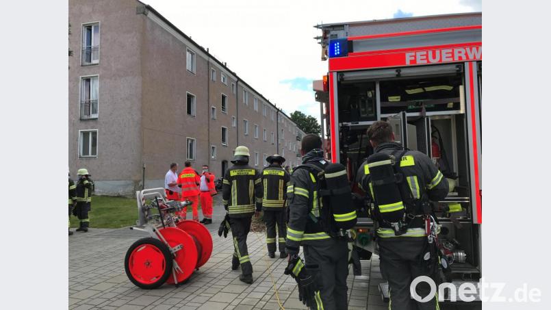 Die Feuerwehr rückt an, weil es in einer Wohnung zu starker Rauchentwicklung kommt. Bild: Gabi Schönberger