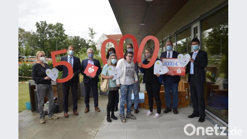 Über zweimal 5000 Euro freuten sich (von links) Verena Heilmann, Sozialdienstleiterin Jurawerkstätten, Bernhard Vahle, 2. Vorsitzender Jurawerkstätten, Klaus Horn, stvellvertretendes Vorstandsmitglied Sparkasse, Marion Steinl-Kaufmann, Gewinnerin, Bernhard Albrecht, Geschäftsführer Jurawerkstätten, Carina Hüttner, Betreuerin, Eduard Freisinger, Vorsitzender Jurawerkstätten und Bernhard Danzl, Direktionsbeauftragter Niederbayern/Oberpfalz der Versicherungskammer Bayern; im Vordergrund Martina Wiefling mit Tochter Jenny. Bild: Kathrin Schmidt/exb