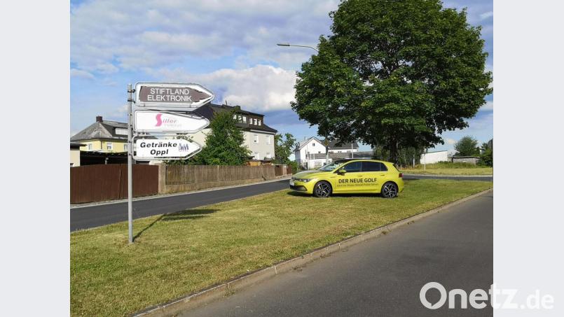 In dieser Woche stand ein Auto der Motor-Nützel-Gruppe zu Werbezwecken inmitten der städtischen Rasenfläche zwischen der Leonberger Straße (links) und der Mühlenstraße (rechts). Bild: lnz