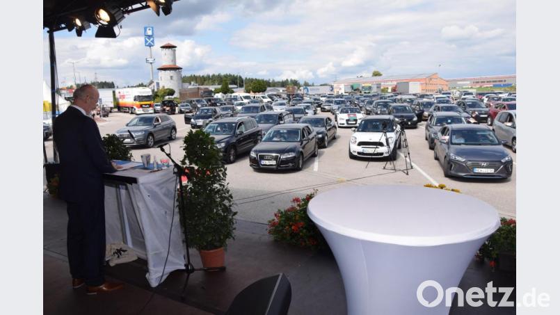 Studiendirektor Johannes Wagner spricht zu Autos – in denen natürlich seine Abiturienten und deren Begleiter sitzen. Bild: fz