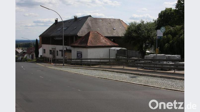 Die Neugestaltung der Fuchsmühler Ortsmitte soll noch in diesem Jahr in Angriff genommen werden. Erhalten bleibt das alte Posthäuschen (links unten), um es einer neuen Bestimmung zu übergeben. Bild: wro