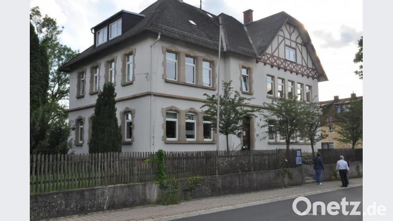 Auch von außen machte sich der Bauausschuss ein Bild vom Alten Schulgebäude. Bild: ak