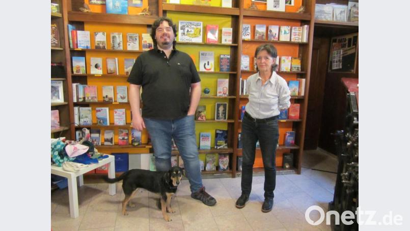 Rosemarie und Carl Mayr mit Buchhandlungs-Hund Muck von der Amberger Buchhandlung Mayr freuten sich über viele neue Leser. Bild: Anke Schäfer