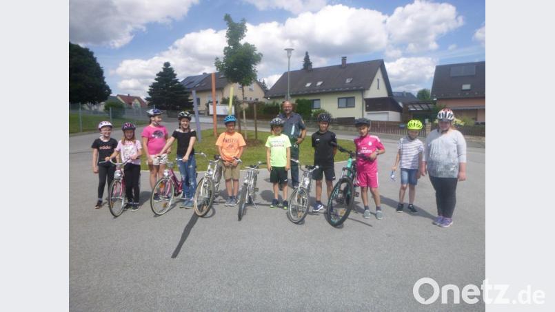 Polizist Armin Ismail (im Hintergrund) vermittelte den Grundschülern wichtige Verhaltensregeln mit dem Fahrrad im Straßenverkehr. Bild: amö