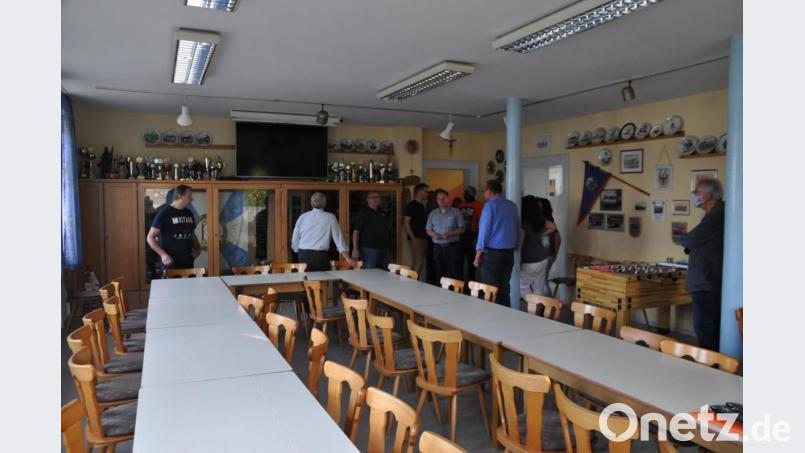 Mit Vertretern der Kirchenlaibacher Feuerwehr besichtigte der Bauausschuss im Alten Schulhaus den Schulungsraum der Feuerwehr und den Treffpunkt der Krieger- und Soldatenkameradschaft. Bild: ak
