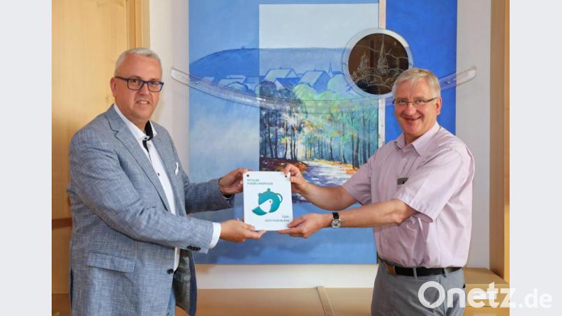 Vorsitzender André Zaus (links) beim neuen Bürgermeister Johannes Reger. Bild: njn
