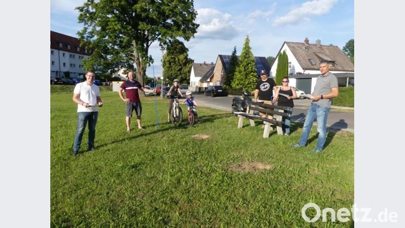 Die Jugendbeauftragten Andreas Hermann und Jürgen Schäffler (von rechts) besprechen mit Eltern die künftige Gestaltung des Spielplatzes zwischen Stirnbergstraße und Pappenberger Weg . Bild: rn