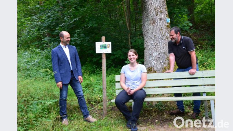 Sie sind glücklich über die neue Beschilderung (von links) Bürgermeister Hans Ram, Natur- und Landschaftspflegerin Anita Vieracker sowie Richard Lehmeier, Geschäftsführer Landschaftspflegeverband Amberg-Sulzbach. Bild: Eva Gröninger
