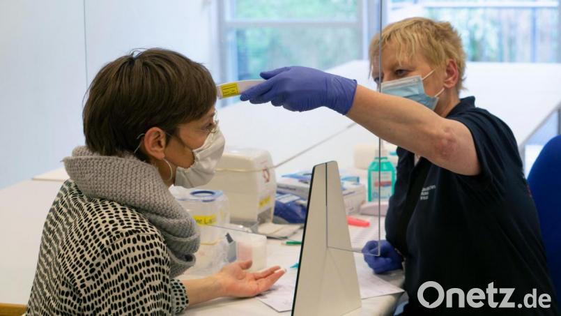 Maske und Fiebermessen sollen auch beim Blutspenden in der Pressather Stadthalle am 29. Juli zum Infektionsschutz beitragen. Bild: DRK-Blutspendedienst NSTOB