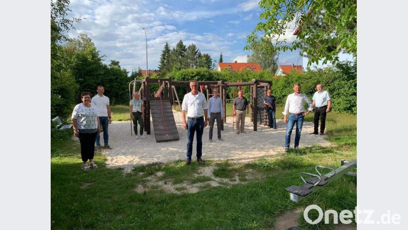 Die nahezu vollständige CSU-Stadtratsfraktion und Bürgermeister Hermann Falk (Mitte) nahmen bei einer Besichtigungstour die 20 Kinderspielplätze im Stadtgebiet unter die Lupe. Bild: u