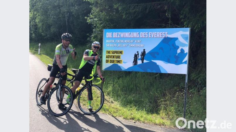 Freunde hatten am Straßenrand hoch zum Fahrenberg ein Plakat zur Motivation angebracht. Martin Kunz (links) und Ralph Zimmermann erhielten dabei die Spitznamen von Sir Edmund Hillary und Tenzing Norgay, den Erstbesteigern des Mount Everest. Bild: exb