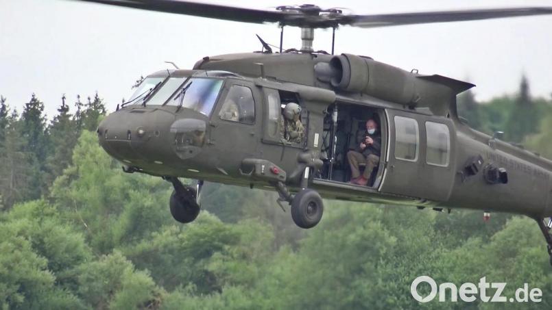 Beobachter sitzen in einer Blackhawk und machen sich auf zum Erkundungsflug. Bild: jma