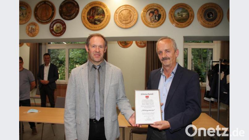 Bürgermeister Josef Pretzl (links) überreichte die Ernennungsurkunde zum Altbürgermeister an seinem Amtsvorgänger Hubert Zwack. In seiner Laudatio hatte er dessen große Verdienste gewürdigt. Bild: frd