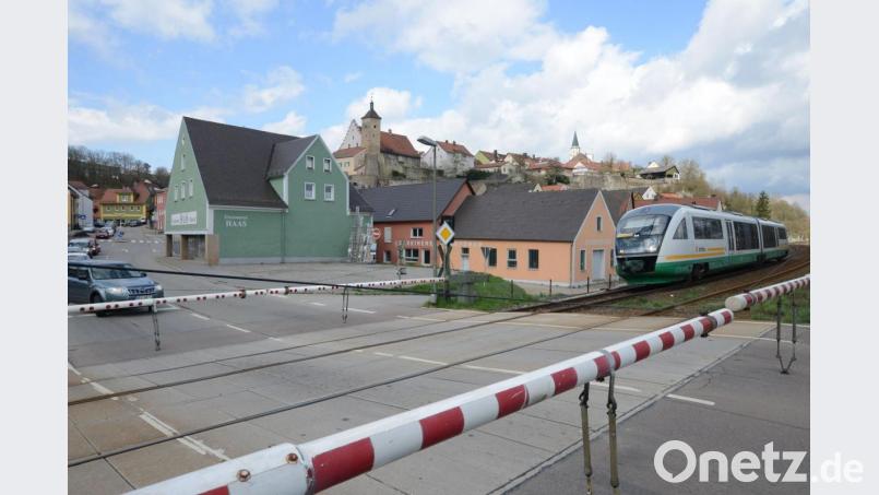 Fünf Meter hohe Wände zu beiden Seiten der Bahnlinie: Diese Lärmschutzmaßnahme, die bei der Deutschen Bahn offenbar im Zuge der Elektrifizierung geplant ist, würde das Nabburger Stadtbild gewiss massiv beeinträchtigen. Bild: Petra Hartl