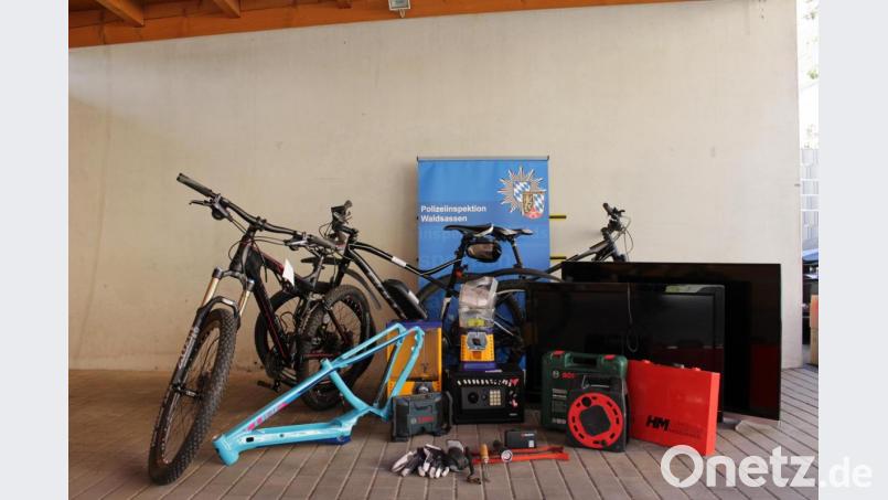 Bei den Wohnungsdurchsuchungen wurden diverses Diebesgut sowie Einbruchswerkzeuge sichergestellt. Bild: Polizeiinspektion Waldsassen/exb