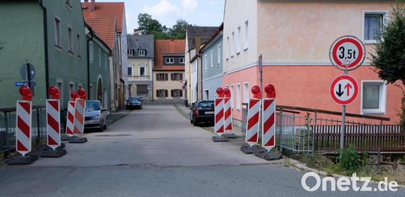 Bereits seit einiger Zeit ist die Floßbachbrücke in der Unteren Bachgasse auf 3,5 Tonnen für den Verkehr beschränkt. Doch auch die neue Brücke wird eine gewichtsmäßige Beschränkung haben. Bild: le