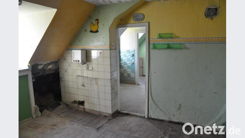 Seit rund zehn Jahren steht die etwa 100 Quadratmeter große Dachwohnung leer. Eine Sanierung würde geschätzt knapp 200 000 Euro kosten. Bild: ak