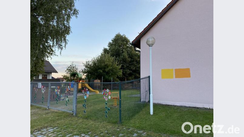 Das Kindergarten-Team wünscht sich einen Anstrich in dem leuchtendem Orange, dessen Farbprobe schon an der Fassade prangt. Bild: Eichl