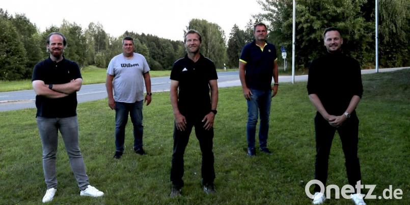 Vorsitzender Heiko Hauer (links) und der Leiter des Ressortsports Christoph Gradl (rechts) stellen ihr neues Trainer-Team vor (von links): Michael Horn, Peter Jedlicka und Richard Vogel. Bild: exb