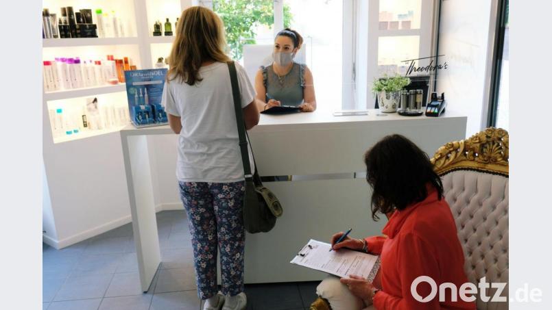 An diesem Tresen im Eschenbacher Friseursalon &quot;Theodora&#039;s&quot; richtet der Täter am Donnerstagabend ein Messer auf zwei Frauen. Bild: do