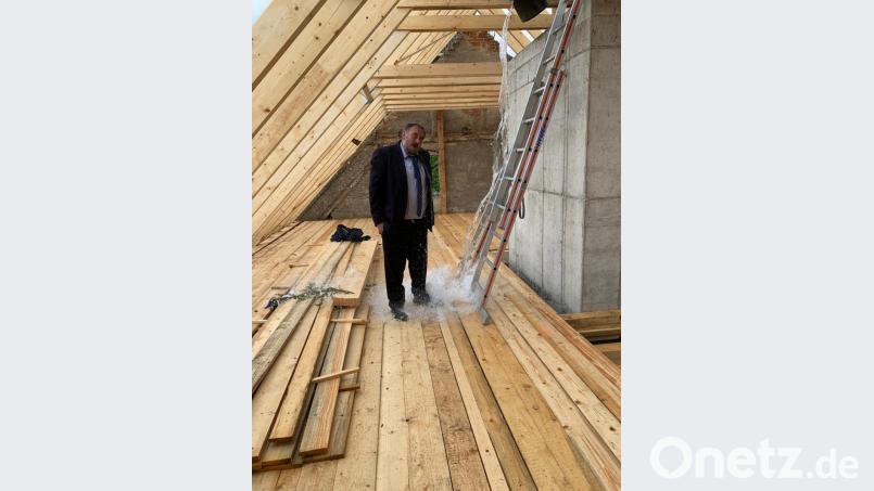 Bürgermeister Josef Beimler bei der traditionellen &quot;Wasserdusche&quot; beim Hebfest des alten Ebnethauses. Bild: fvo