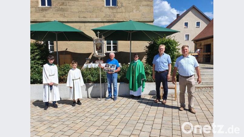 Da die Corona-Pandemie heuer keine Fußwallfahrt zulässt. feiert die Pfarrei St. Ägidius ihr 125-jähriges Wallfahrtsjubiläum nach Gößweinstein in Gunzendorf auf dem Dorfplatz. Bild: exb
