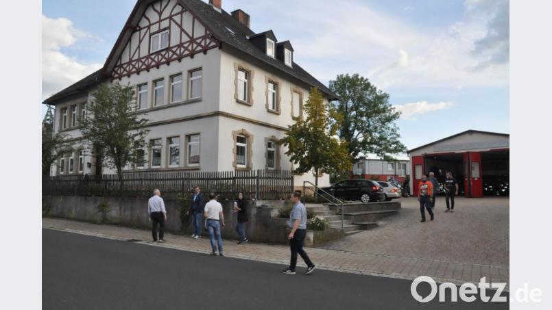 Auch von außen machte sich der Bauausschuss ein Bild vom Alten Schulgebäude. Bild: ak