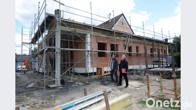 Seit einer Woche ist der Rohbau des Anbaues beim Feuerwehrhaus Hammerles fertig. Bürgermeister Reinhard Sollfrank (links) hob die gute Zusammenarbeit mit Planer Josef Schöberl (rechts) hervor und dankte auch den beteiligten Firmen für die zuverlässige Arbeit. Bild: bey