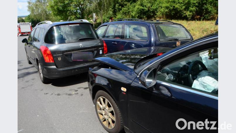 An der Michldorfer Kreuzung scheppert es am Freitag um die Mittagszeit gehörig. Drei Autos sind in den Unfall verwickelt. Verletzt wird aber niemand. Bild: dob