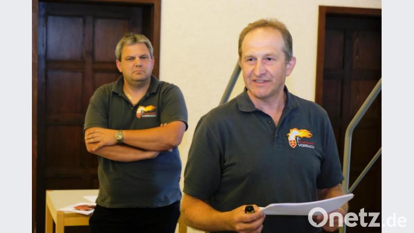 In der Gemeinderatssitzung werben Kommandant Johann Groher (rechts) und sein Stellvertreter Stefan Lautner mit Blick auf die Neubaupläne des Feuerwehrhauses für die Vorschläge der Brandschützer. Bild: do