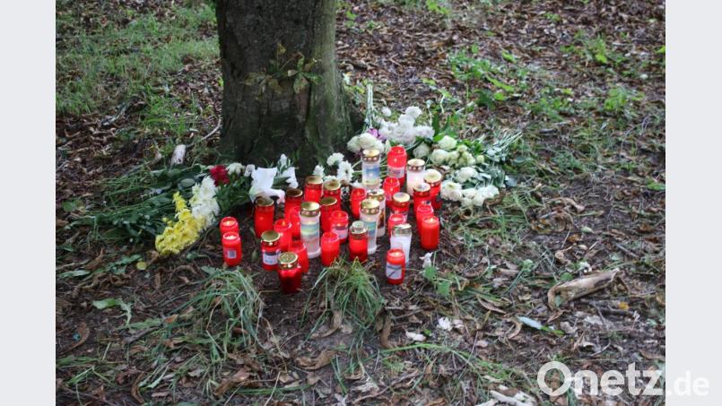 Blumen und Kerzen erinnern an den verstorbenen 17-Jährigen. Bild: sne