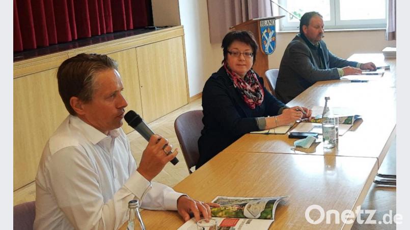 Chefredakteur Oliver von Essenberg (links) ging bei der Vorstellung des Magazins auf den Inhalt ein. Rechts daneben Sybille Kießling und Bürgermeister Bernhard Schindler Bild: ld