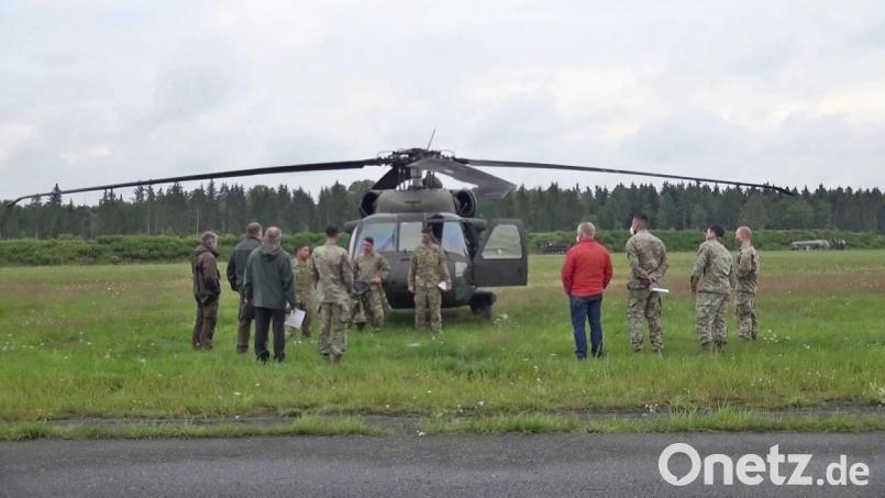 Die Teilnehmer vor dem Flug über den Truppenübungsplatz. Bild: jma